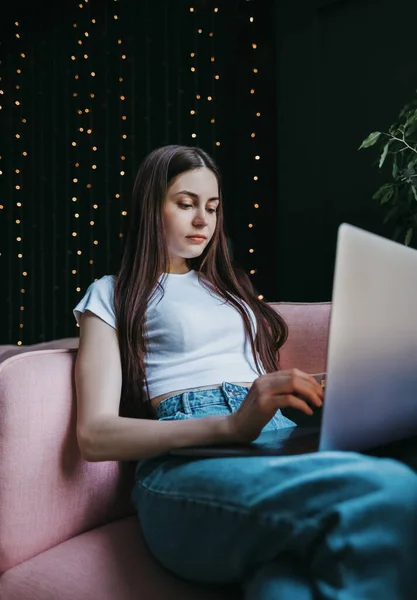 Gyönyörű Fiatal Kaukázusi Laptoppal Dolgozik Otthon Egy Rózsaszín Kanapén Ágy — Stock Fotó