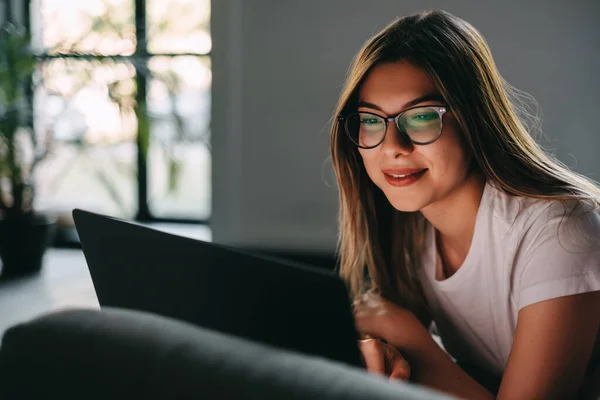 Hermosa Joven Sonriente Mujer Caucásica Descansando Sofá Utilizando Ordenador Portátil — Foto de Stock