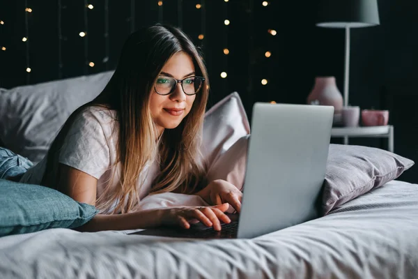 Krásná Mladá Usmívající Běloška Volné Noze Posteli Doma Pomocí Notebooku — Stock fotografie