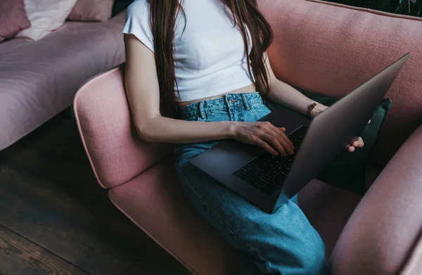Gyönyörű Fiatal Kaukázusi Laptoppal Dolgozik Otthon Egy Rózsaszín Kanapén Ágy — Stock Fotó