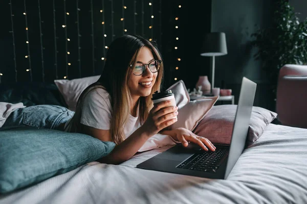 Vackra Unga Leende Kaukasiska Kvinna Frilansare Säng Hemma Med Bärbar — Stockfoto