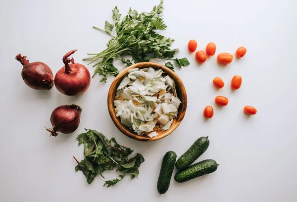 Ensalada Verduras Saludables Tazón Madera Con Ingredientes Una Mesa Blanca — Foto de Stock