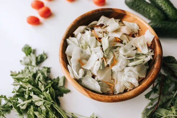 Ensalada Verduras Saludables Tazón Madera Con Ingredientes Una Mesa Blanca — Foto de Stock