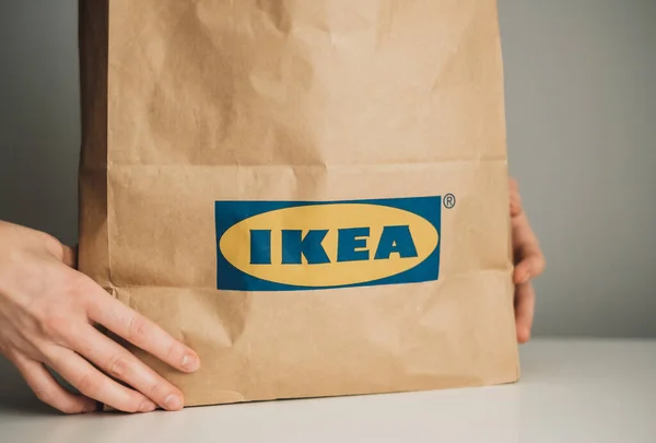 Руки Держат Бумажную Сумку Логотипом Ikea Высокое Качество Фото — стоковое фото