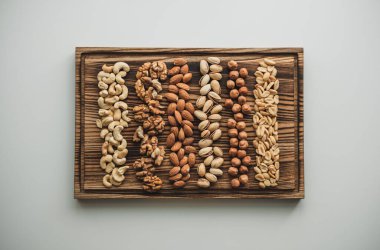 Farklı türde fındık, badem, fındık, fındık, fındık, tahta üzerinde fıstık. Yüksek kalite fotoğraf