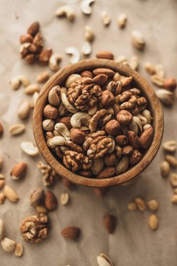 Farklı türde fındık, badem, fındık, fındık, fındık, ahşap kasede fıstık. Kapatın. Yüksek kalite fotoğraf