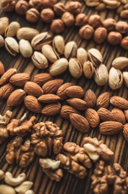 Farklı türde fındık, badem, fındık, fındık, fındık, tahta üzerinde fıstık. Yüksek kalite fotoğraf