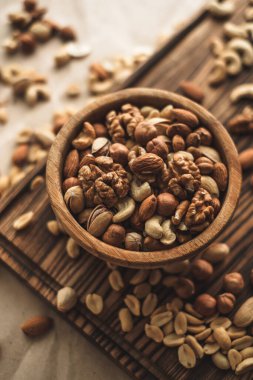 Farklı türde fındık, badem, fındık, fındık, fındık, ahşap kasede fıstık. Kapatın. Yüksek kalite fotoğraf