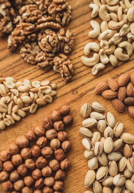 Farklı türde fındık, badem, fındık, fındık, fındık, tahta üzerinde fıstık. Yüksek kalite fotoğraf