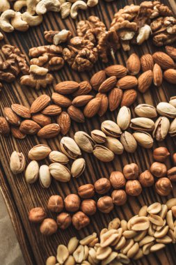 Farklı türde fındık, badem, fındık, fındık, fındık, tahta üzerinde fıstık. Yüksek kalite fotoğraf