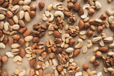 Farklı türde fındık, badem, fındık, fındık, fıstık, el işi kağıdında yer fıstığı, doku arka planı. - Evet. Yüksek kalite fotoğraf