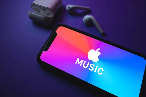 Logotipo Apple Music Tela Smartphone Com Airpods Foto Alta Qualidade — Fotografia de Stock