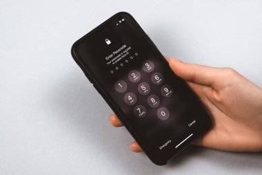 iPhone kilidi ekranı iOS 'un elinde. Parola menüsü. Yüksek kalite fotoğraf