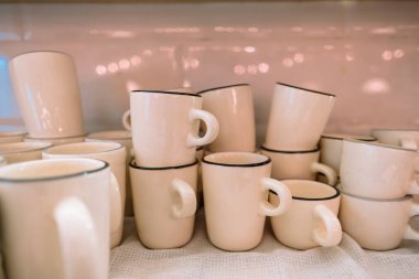 El yapımı çay ve siyah kenarlı beyaz kahve fincanları. Kafe ve kafe konsepti. Yüksek kalite fotoğraf