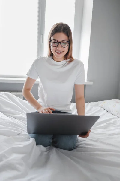 Mujer Sonriente Joven Utiliza Ordenador Portátil Casa Cama Comunicación Videollamada — Foto de Stock