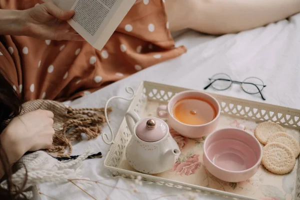 Kvinna Läser Bok Hemma Sängen Och Dricker Hemma Fritid Mysighet — Stockfoto