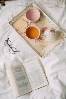 Çaydanlık, çay ve fincan tepside. Evde, yatakta kahvaltı, konfor ve konfor. Yüksek kalite fotoğraf