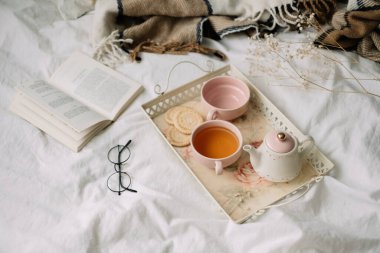Çaydanlık, çay ve fincan tepside. Evde, yatakta kahvaltı, konfor ve konfor. Yüksek kalite fotoğraf