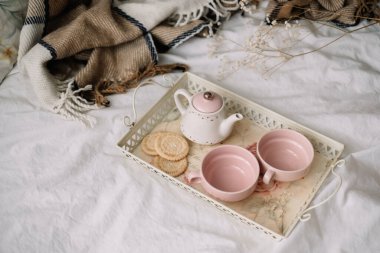 Çaydanlık, çay ve fincan tepside. Evde, yatakta kahvaltı, konfor ve konfor. Yüksek kalite fotoğraf