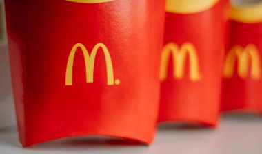 Şirket üretim kutularının üzerinde McDonald 's logosu. Kapatın. Yüksek kalite fotoğraf