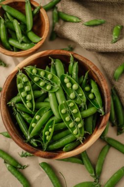 Tahta bir kasede taze bezelyeler. Sağlıklı yiyecekler. Yüksek kalite fotoğraf
