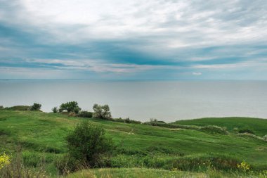 Yeşil çimenleri ve bulutlu gökyüzü olan bir dağ denizi manzarası. Yüksek kalite fotoğraf