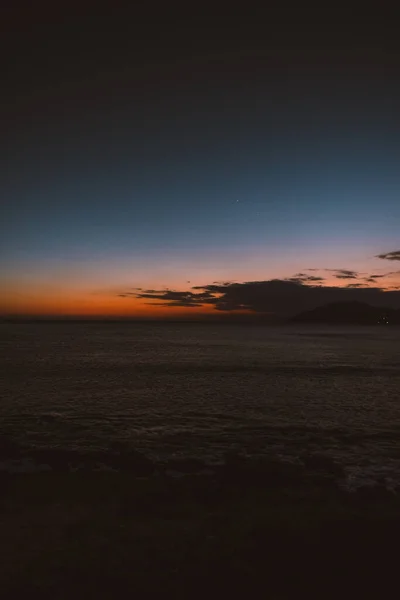 Kaunis Auringonlasku Trooppisella Saarella Meren Rannalla Laadukas Kuva — kuvapankkivalokuva