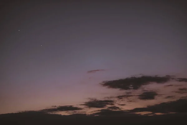 日没の間の夕方暗い空 高品質の写真 — ストック写真