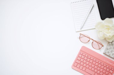 Ofis aksesuarları beyaz arka planda izole edilmiş. Üst Manzara. Uzayı kopyala Yüksek kalite fotoğraf