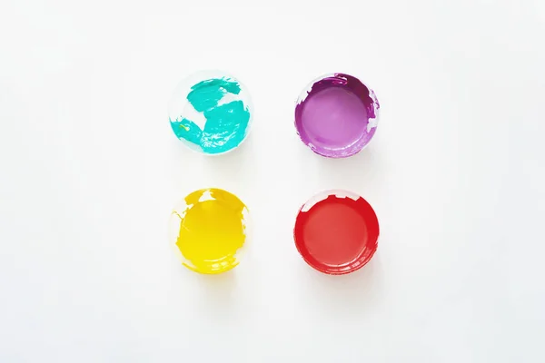 油漆罐的抽象 紫色和绿色带复制空间的漆罐下的翻新主题背景 高质量的照片 — 图库照片