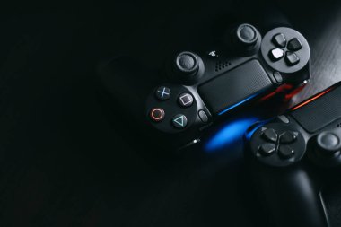 Sony Playstation 4 oyun joystickleri siyah arka planda fotokopi alanı ile. Yüksek kalite fotoğraf