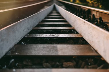 Demiryolu gün batımında kapanıyor. Yüksek kalite fotoğraf