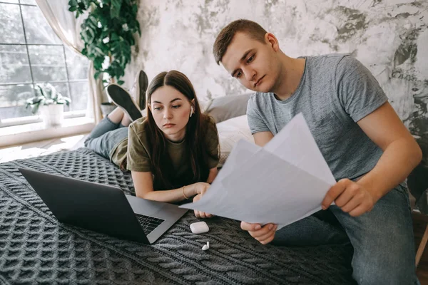 Medewerkers Bespreken Het Project Gebruiken Samen Een Laptop Kijken Naar — Stockfoto