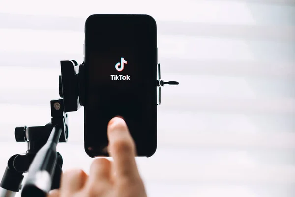 Iphone Trípode Con Logo Tiktok Mano Tocando Pantalla Concepto Grabación —  Fotos de Stock