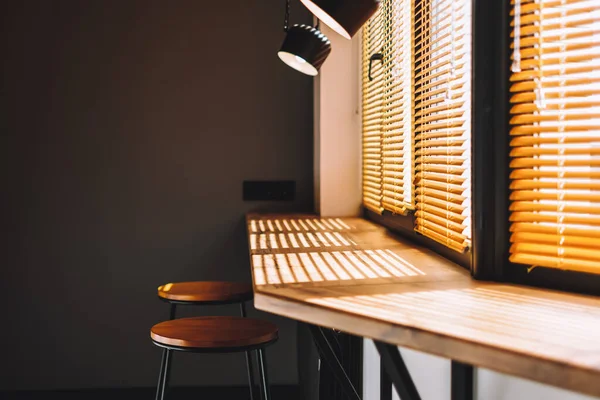 Table Bois Moderne Sur Cuisine Près Une Grande Fenêtre Avec — Photo