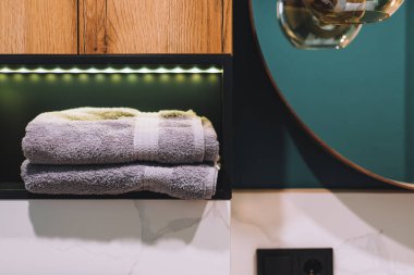 Banyodaki rafta temiz havlular var. Yüksek kalite fotoğraf