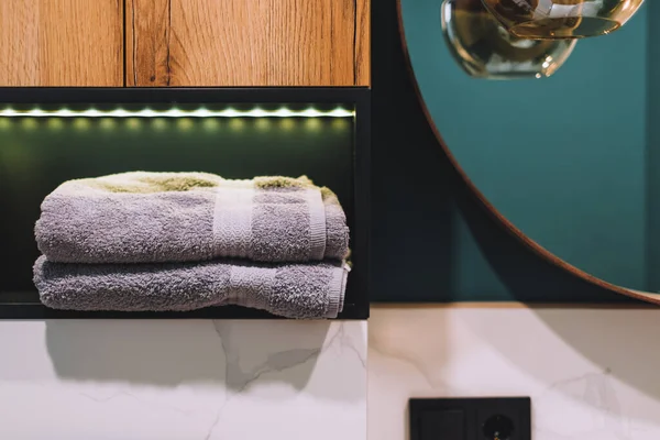 Banyodaki rafta temiz havlular var. Yüksek kalite fotoğraf