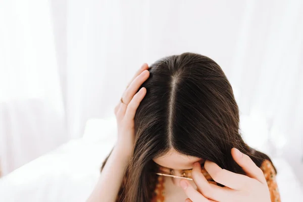 Mulher Morena Jovem Mostrando Seu Cabelo Raízes Cabelo Cor Cabelo — Fotografia de Stock