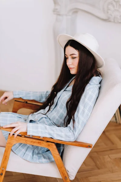 Hermosa Mujer Joven Elegante Traje Negocios Sombrero Blanco Sentado Sillón — Foto de Stock