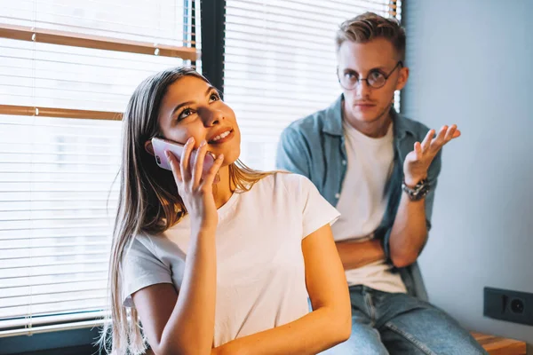 Mujer Alegre Habla Con Mejor Amigo Pie Cocina Con Marido — Foto de Stock