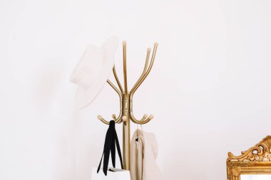 Beyaz arka planda şık kadın şapkası ve aynası olan raflar. Yakın plan. Yüksek kalite fotoğraf