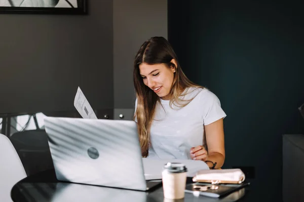 Sonriente Joven Mujer Caucásica Calculando Facturas Cocina Sentado Mesa Con — Foto de Stock