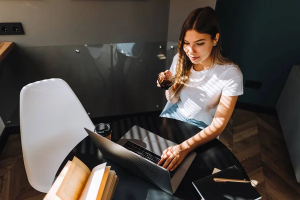 Caucasiano Jovem Estudante Universitário Bebendo Café Enquanto Trabalhava Com Laptop — Fotografia de Stock