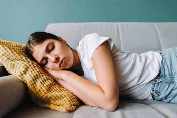 Mulher Caucasiana Jovem Deitada Sofá Sala Estar Dormindo Após Dia — Fotografia de Stock
