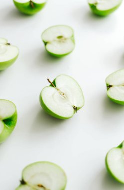 Dilimlenmiş yeşil elma beyaz arka planda izole edilmiş. Seçici odaklanma. Yüksek kalite fotoğraf