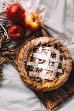 Tahtada ev yapımı elmalı turta, tarçınlı ve altın hamurlu. Sonbahar sezonu. Yüksek kalite fotoğraf