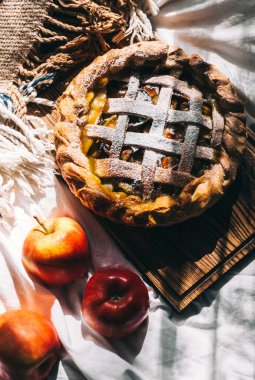 Tahtada ev yapımı elmalı turta, tarçınlı ve altın hamurlu. Sonbahar sezonu. Yüksek kalite fotoğraf