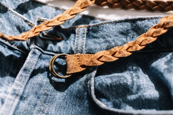 Snygg Läderflätad Brun Bälte Blå Jeans Högkvalitativt Foto — Stockfoto