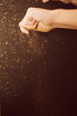 Erkekler, doğada parıldayan ellerle