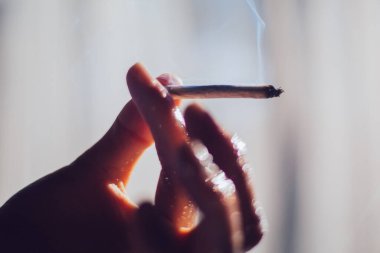 Elleri dumanlı, elleri ışıltılı